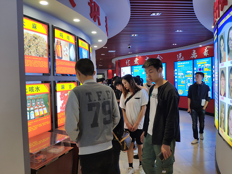 中国十大娱乐赌博城网址组织师生代表参观德江县禁毒教育基地(图2)