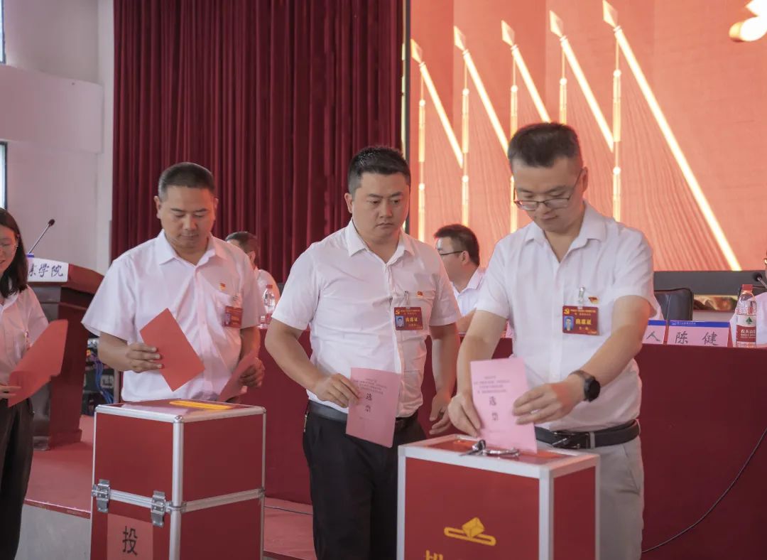 中国共产党中国十大娱乐赌博城网址召开第二次党员大会(图7)